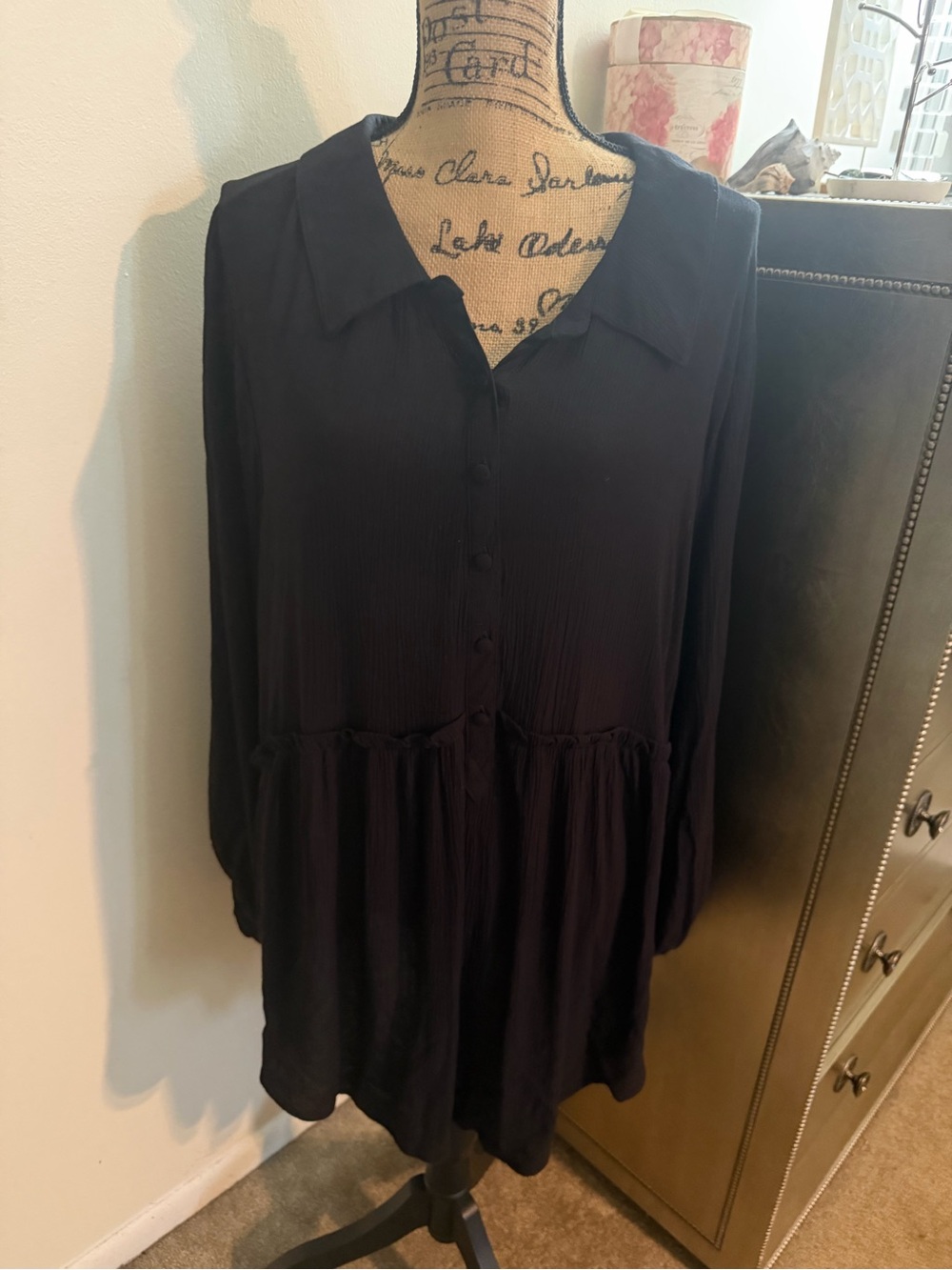 bobeau Black Button-Front Long-Sleeve Peplum Tunic
